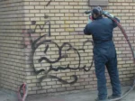 Graffiti wordt verwijderd