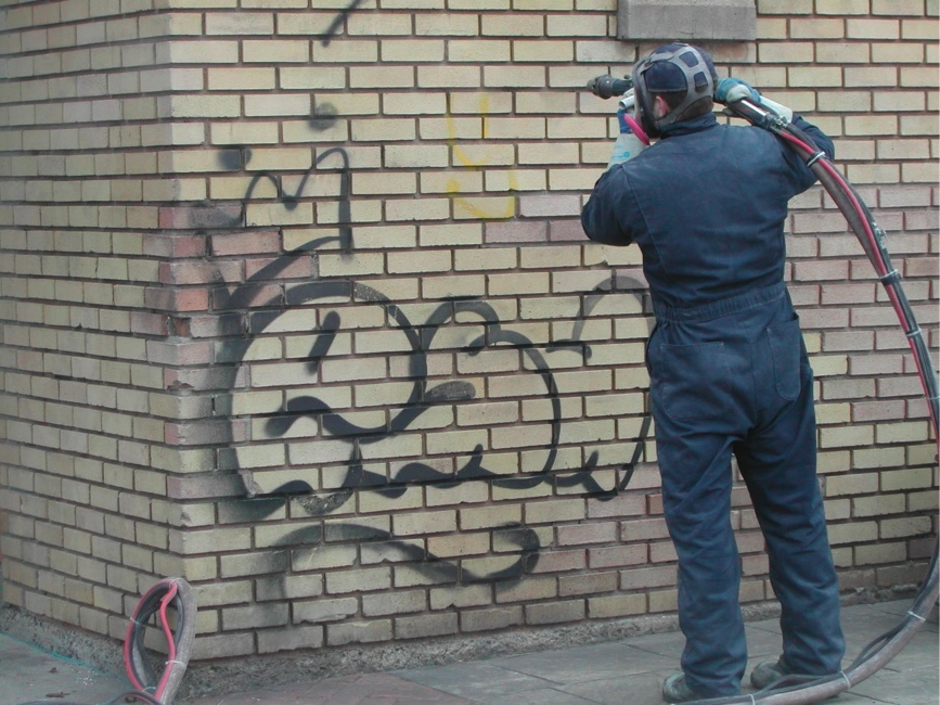 Graffiti wordt verwijderd