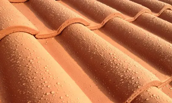 Kleurloze waterafstotende coating voor daken en gevels